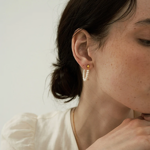 Elevate your style with the Elegant Freshwater Pearl Necklace and Earrings Set from Urban Gear. This sophisticated set features a delicate gold-plated chain adorned with lustrous freshwater pearls, perfect for adding a touch of elegance to any outfit. The matching earrings, designed with the same exquisite pearls, complete the set for a harmonious and chic look.
Ideal for both everyday wear and special occasions, this set is a timeless addition to any jewelry collection. The lightweight design ensures com