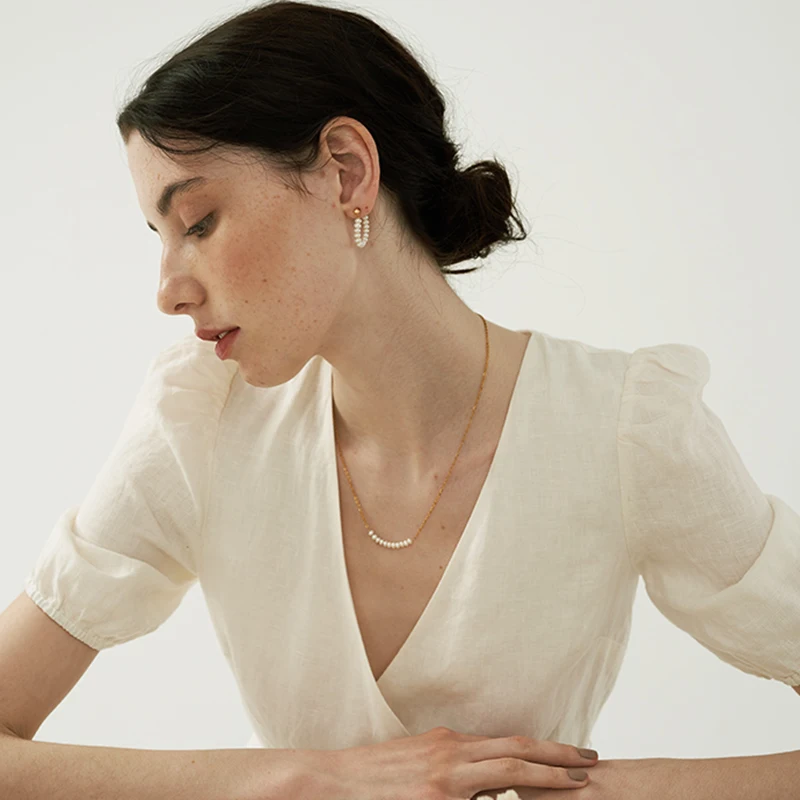 Elevate your style with the Elegant Freshwater Pearl Necklace and Earrings Set from Urban Gear. This sophisticated set features a delicate gold-plated chain adorned with lustrous freshwater pearls, perfect for adding a touch of elegance to any outfit. The matching earrings, designed with the same exquisite pearls, complete the set for a harmonious and chic look.
Ideal for both everyday wear and special occasions, this set is a timeless addition to any jewelry collection. The lightweight design ensures com