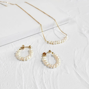 Elevate your style with the Elegant Freshwater Pearl Necklace and Earrings Set from Urban Gear. This sophisticated set features a delicate gold-plated chain adorned with lustrous freshwater pearls, perfect for adding a touch of elegance to any outfit. The matching earrings, designed with the same exquisite pearls, complete the set for a harmonious and chic look.
Ideal for both everyday wear and special occasions, this set is a timeless addition to any jewelry collection. The lightweight design ensures com