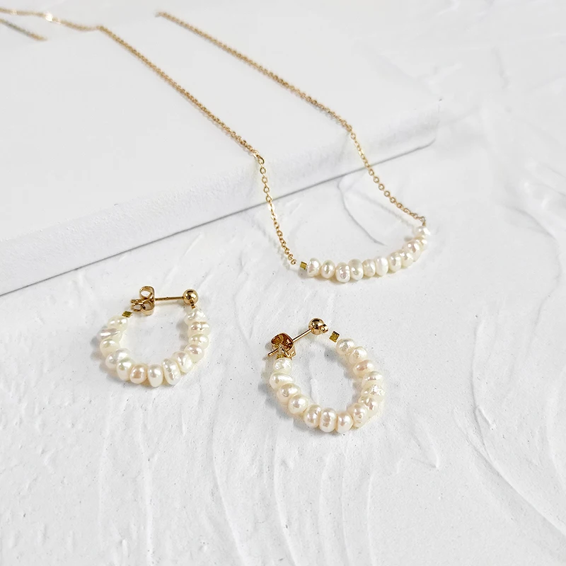 Elevate your style with the Elegant Freshwater Pearl Necklace and Earrings Set from Urban Gear. This sophisticated set features a delicate gold-plated chain adorned with lustrous freshwater pearls, perfect for adding a touch of elegance to any outfit. The matching earrings, designed with the same exquisite pearls, complete the set for a harmonious and chic look.
Ideal for both everyday wear and special occasions, this set is a timeless addition to any jewelry collection. The lightweight design ensures com