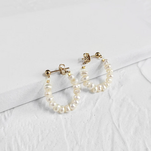 Elevate your style with the Elegant Freshwater Pearl Necklace and Earrings Set from Urban Gear. This sophisticated set features a delicate gold-plated chain adorned with lustrous freshwater pearls, perfect for adding a touch of elegance to any outfit. The matching earrings, designed with the same exquisite pearls, complete the set for a harmonious and chic look.
Ideal for both everyday wear and special occasions, this set is a timeless addition to any jewelry collection. The lightweight design ensures com