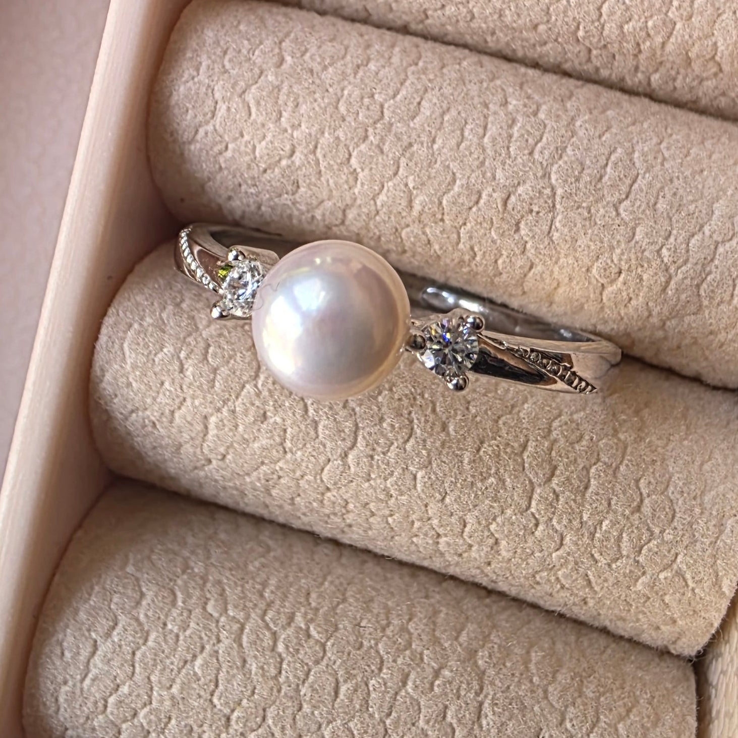 Minimal chandi ring with freshwater pearl
