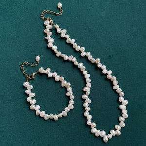 Elegant Freshwater Pearl Necklace & Bracelet Set – 18K Gold-Plated Chain