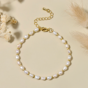 Minimalist Freshwater Pearl Bracelet with 18K Gold-Plated Beads – Elegant Handmade Jewelry