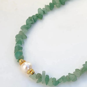 Natural stone pearl necklace featuring green aventurine combined with genuine pearls for a unique and elegant design