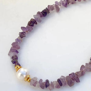 Natural stone pearl necklace featuring amethyst stones, combined with genuine pearls for a unique and elegant design
