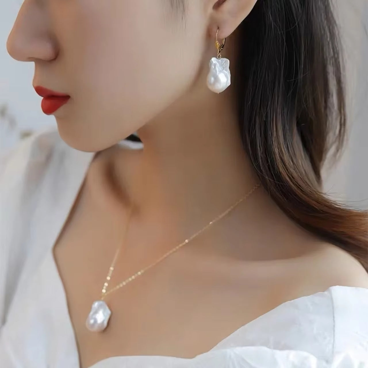 baroque pearl necklace and matching gold-plated earrings with freshwater pearls