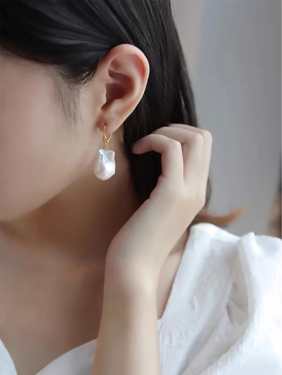 baroque pearl necklace and matching gold-plated earrings with freshwater pearls