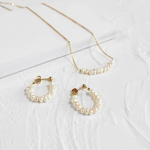  Elevate your style with the Elegant Freshwater Pearl Necklace and Earrings Set from Urban Gear. This sophisticated set features a delicate gold-plated chain adorned with lustrous freshwater pearls, perfect for adding a touch of elegance to any outfit. The matching earrings, designed with the same exquisite pearls, complete the set for a harmonious and chic look.

Ideal for both everyday wear and special occasions, this set is a timeless addition to any jewelry collection. The lightweight design ensures com