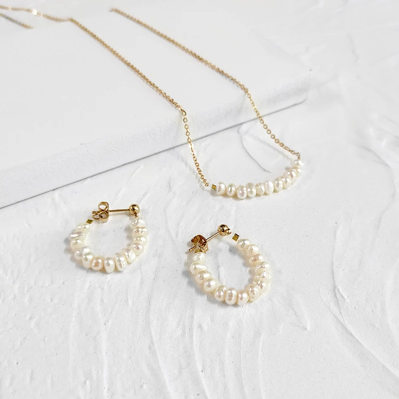  Elevate your style with the Elegant Freshwater Pearl Necklace and Earrings Set from Urban Gear. This sophisticated set features a delicate gold-plated chain adorned with lustrous freshwater pearls, perfect for adding a touch of elegance to any outfit. The matching earrings, designed with the same exquisite pearls, complete the set for a harmonious and chic look.

Ideal for both everyday wear and special occasions, this set is a timeless addition to any jewelry collection. The lightweight design ensures com