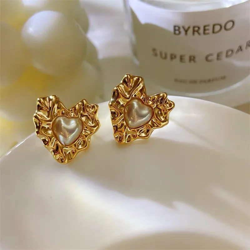 Textured gold-plated heart pearl earrings by Urban Gear – elegant hypoallergenic women’s jewelry