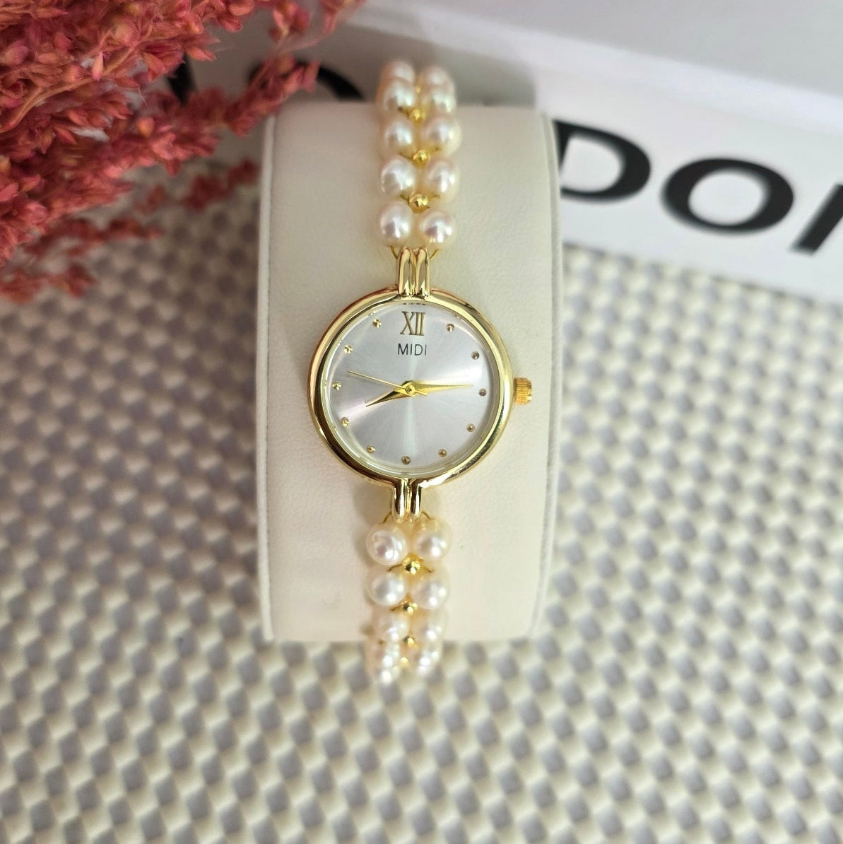 Freshwater pearl bracelet watch for women with gold case and white round dial