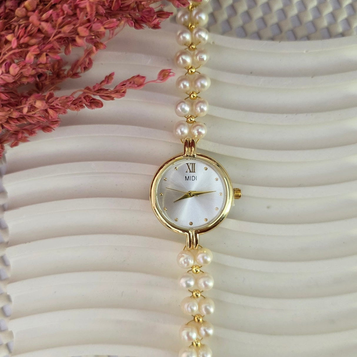 Freshwater pearl bracelet watch for women with gold case and white round dial
