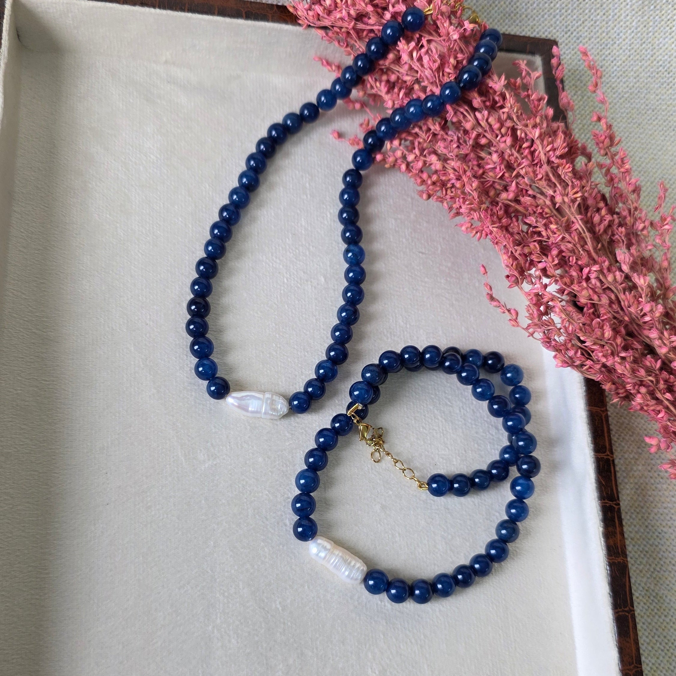 Lapis lazuli beaded necklace with pearl