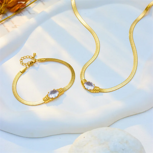 Elegant 18K gold-plated necklace and bracelet jewelry set worn by model – Urban Gear