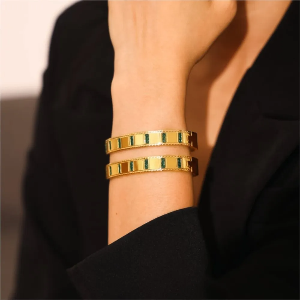 Elegant gold-plated bracelet with green rectangular stones made of stainless steel – Urban Gear Jewelr