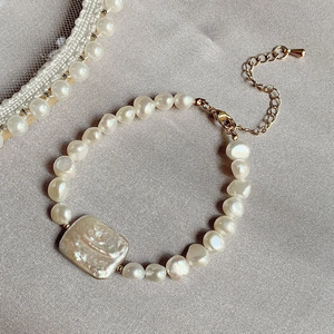 Freshwater Pearl Bracelet with Iridescent Mother of Pearl Centerpiece 