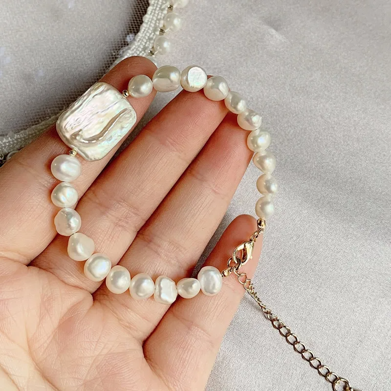 Freshwater Pearl Bracelet with Iridescent Mother of Pearl Centerpiece 