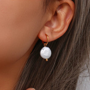 Minimalist freshwater pearl hoop earrings featuring a sleek gold-plated design